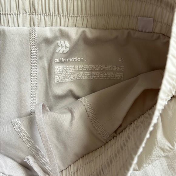 Women’s All in Motion Tulip Shorts XS - Picture 3 of 5